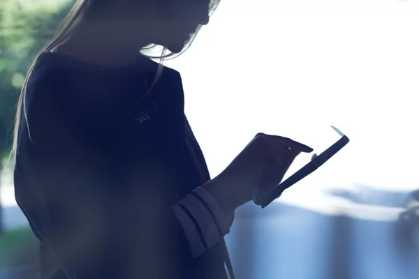 Woman using tablet PC — Stock Photo, Image