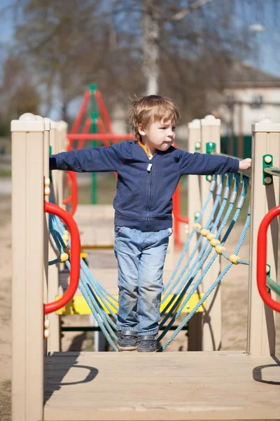 Ung pojke i lekparken — Stockfoto