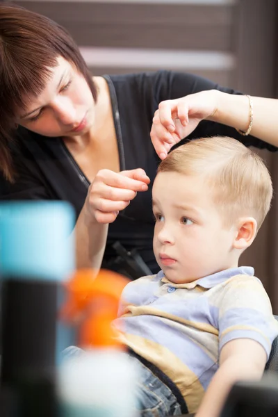 Friseur beendet Jungenfrisur mit Haarschnitt — Stockfoto