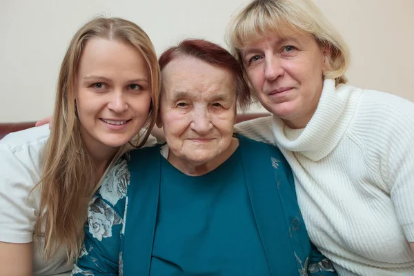 Retrato familiar con madre, hija y abuela — Foto de Stock