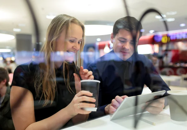 Uomo e donna durante la pausa caffè con pad — Foto Stock