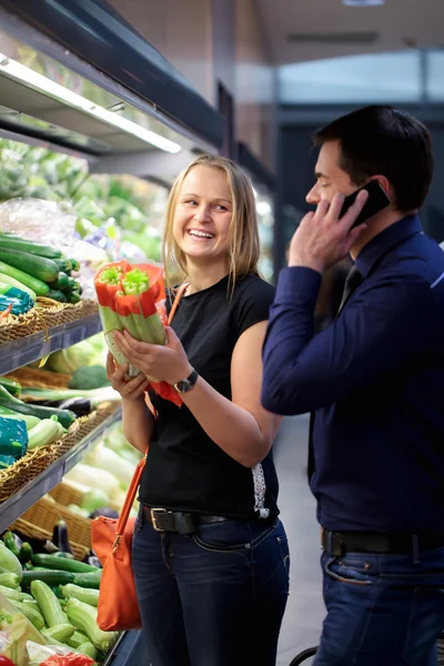 Mujer sosteniendo verduras sonriendo —  Fotos de Stock