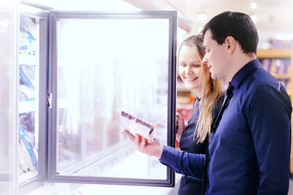 Pareja en la sección de productos congelados — Foto de Stock