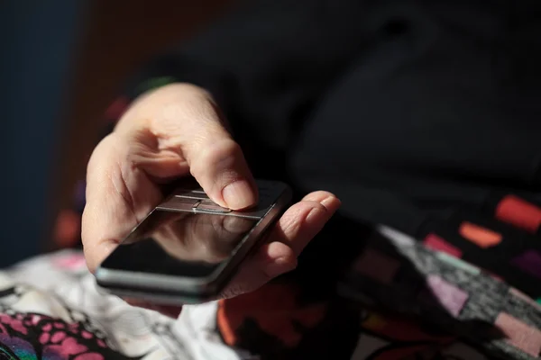 Old woman is going to dial a number on her cell phone — Stock Photo, Image