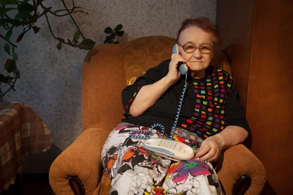 Donna anziana che parla al telefono di casa — Foto Stock