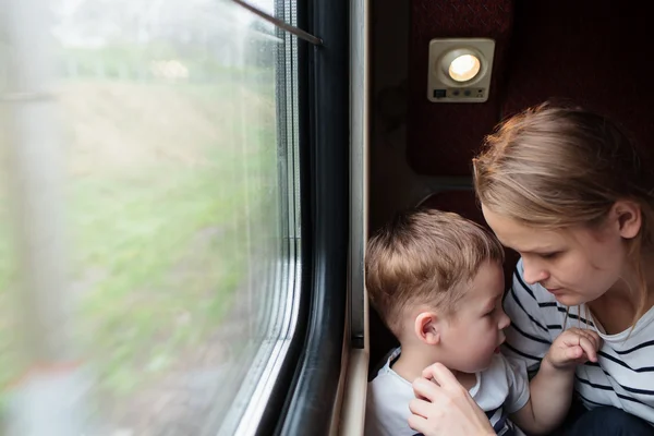 Mother and son on a train trip — Stock Photo, Image