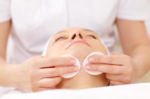 Cosmetician rosto limpeza usando almofadas de algodão — Fotografia de Stock