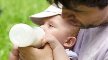 Babam onun bebek besleme şişe