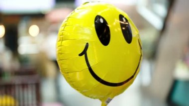 gülümseyen balon havada yüzer