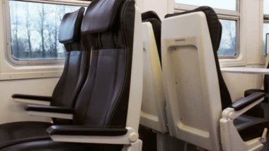 hareketli bir ekspres tren boş siyah sandalye