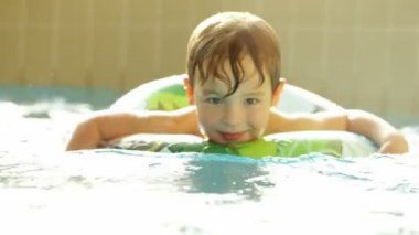 mutlu küçük çocuk Yüzme Havuzu kauçuk halka ile