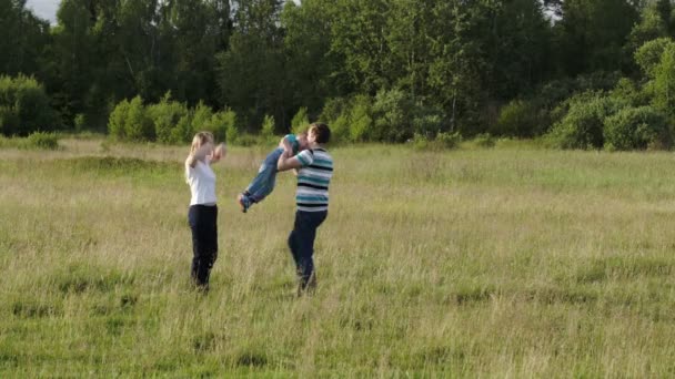 Famille de trois personnes ayant un repos actif ensemble — Video