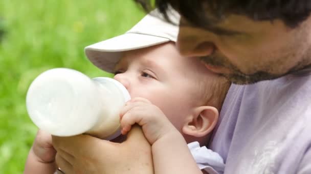 Papa füttert sein Baby aus der Flasche — Stockvideo