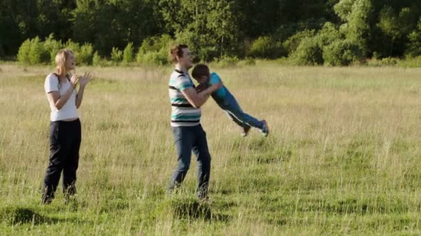 Familie van drie die samen tijd doorbrengen — Stockvideo