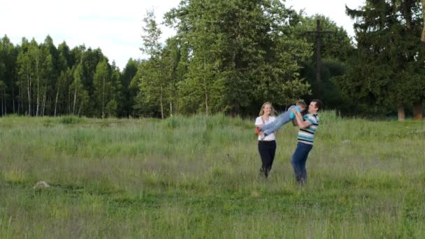 Familia feliz pasar tiempo juntos al aire libre — Vídeos de Stock