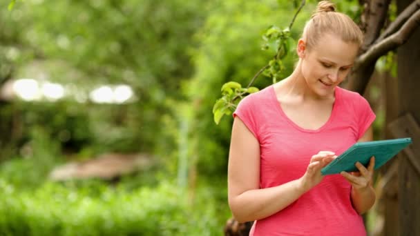 Femme travaillant avec tablette pc — Video