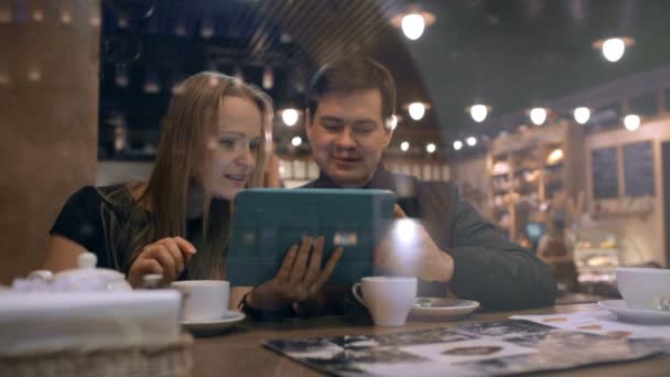 Personer med pad i café — Stockvideo