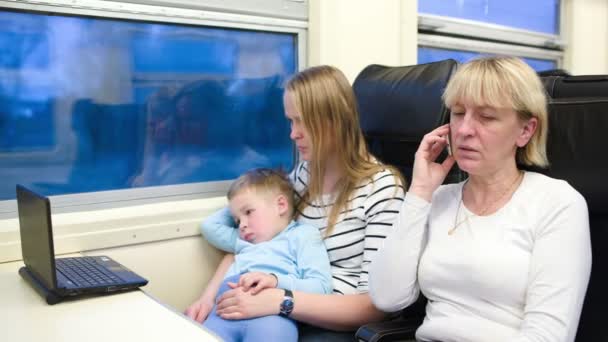 Pasajeros en el tren viendo vídeo en el portátil — Vídeo de stock