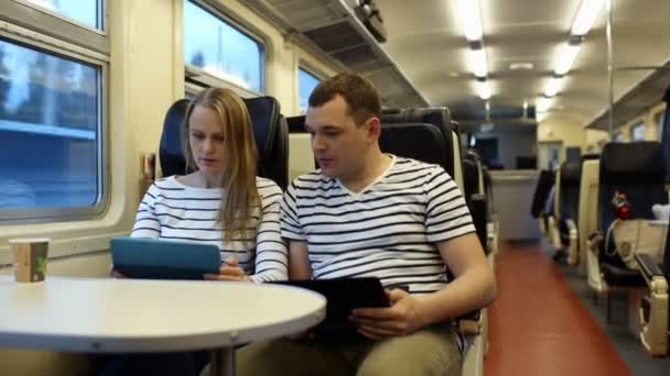 Woman with pad and man with laptop — Stock Video