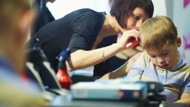Küçük çocuk Kuaför salonunda kesilmiş saçları Başlarken — Stok video