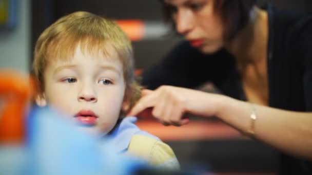 Peluquero peinado niños cabello antes de corte de pelo — Vídeos de Stock