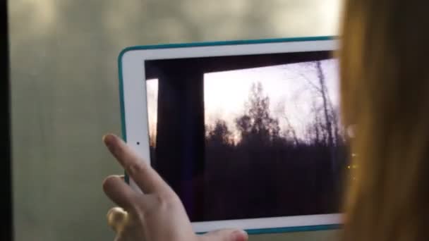 Kvinna med pad att göra en video av passerar landskap — Stockvideo