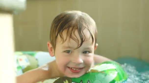 Niño nadando en la piscina — Vídeos de Stock