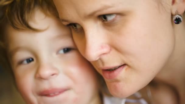 Liebevolle Familie aus Sohn und Mutter, die sich küssen — Stockvideo