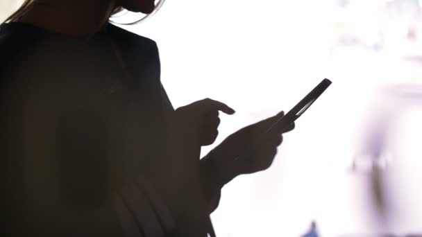 Black silhouette of a woman with pad — Stock Video