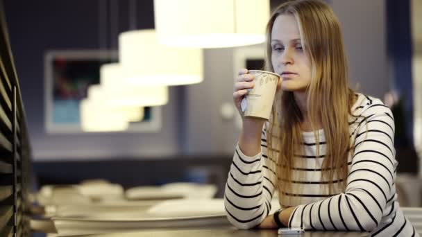 Женщина в кафе пьет чай — стоковое видео