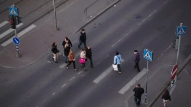 insanlar yol geçtikten