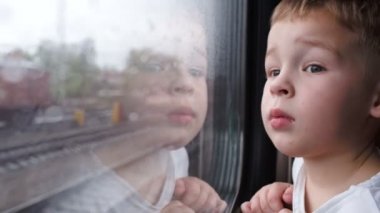 meraklı çocuk tren pencereden dışarı bakıyor