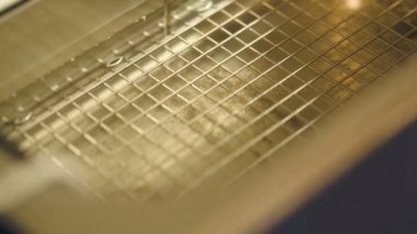Kosmetoloji enstrüman sterilizasyon için cihaz içine koyarak.