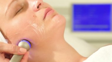 Güzellik spa adlı kaldırma tedavisi alan kadın