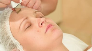 Ultrasonik Temizleme yüz bakımları çekici kadın