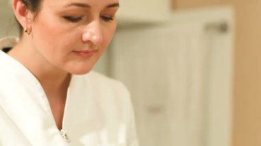 Terapistin yüz masajı yapıyor