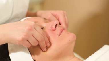 profesyonel yüz masajı seansı