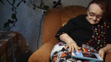 having zahmetli bakan kadın kıdemli Fotoğraf Tablası üzerinde