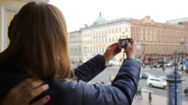 Çift cep telefonu ile fotoğraf yapma