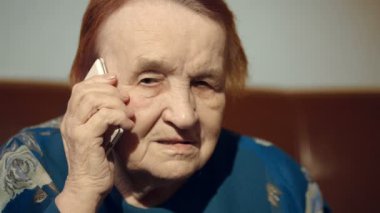 yaşlı kadın telefonla konuşuyor