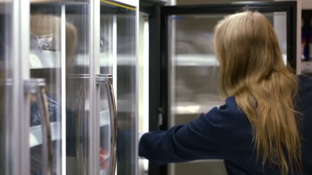 Woman taking frozen product in shop — Stock Video