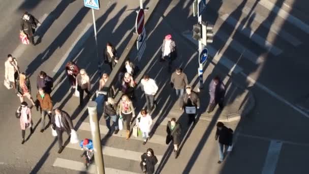 Mensen lopen over de weg — Stockvideo