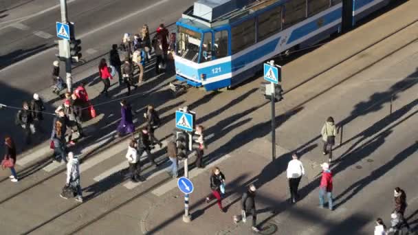 Pedestrians crossing the street — Stock Video