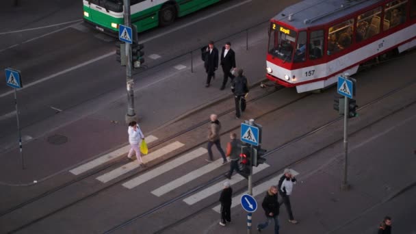 Fußgänger überqueren die Straße — Stockvideo