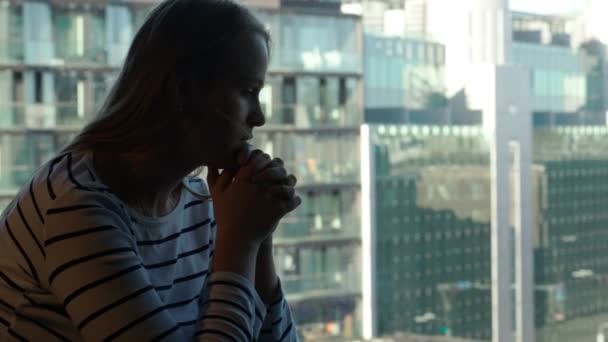 Mujer triste mirando por la ventana — Vídeos de Stock