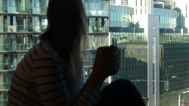 Mujer en la ventana con taza — Vídeo de stock