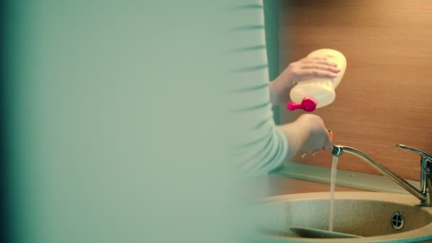 Woman washing the dishes in the kitchen — Stock Video