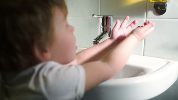 男孩用软性肥皂洗手 — 图库视频影像
