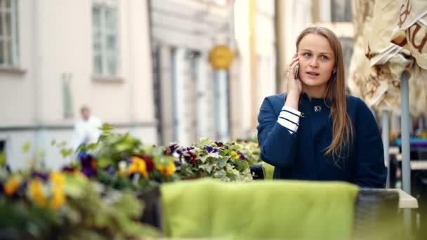 Young woman talking on the phone — Stock Video