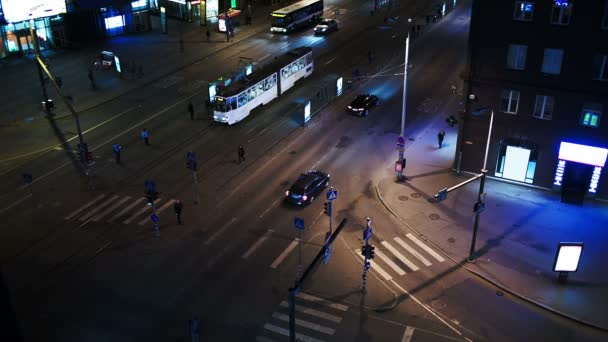 Κυκλοφορία της πόλης το βράδυ στο Ταλίν — Αρχείο Βίντεο